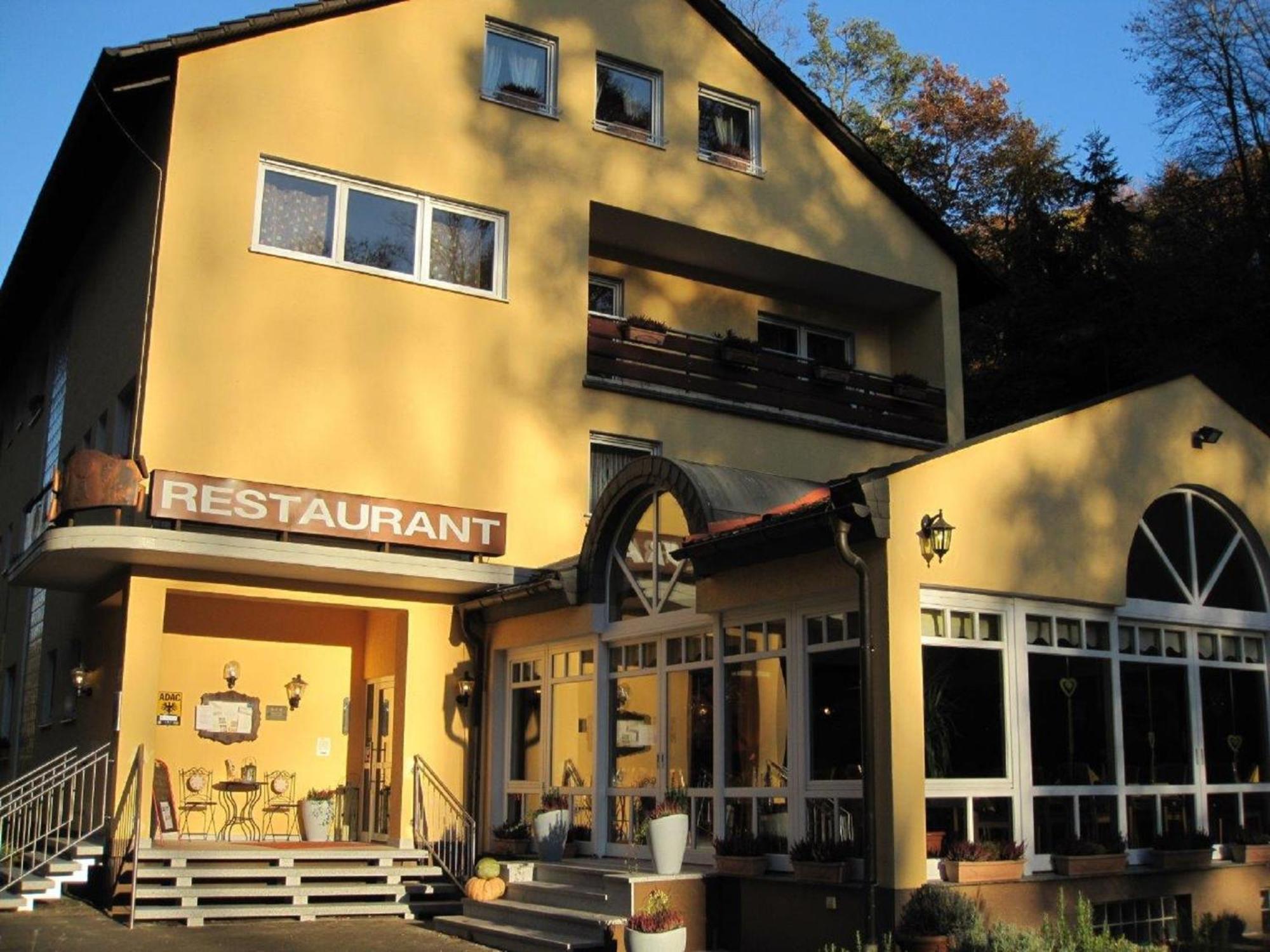 Hotel Goldbaechel Wachenheim an der Weinstrasse Exterior photo